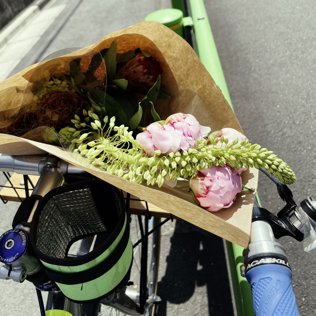 GenOzato's tweet photo. 高速道路のパーキングのトイレに綺麗に生けてあるのを見て以来ずっと欲しかった芍薬が買えてうれしい。蕾がみっちりなのも花びらがぎっちりなのもたまらない。芍薬を買って喜ぶ自分、若いころ想像もしなかった。
プロテアもかっこいい。いつもの三軒茶屋フラワーバーガーデナで。 https://t.co/63nwWBMICN