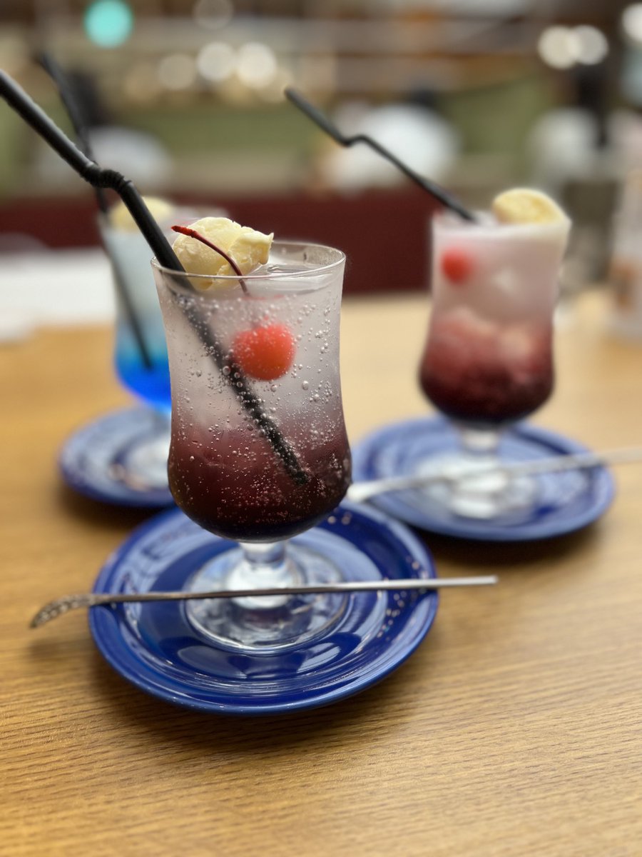 Hemel730's tweet photo. 巨峰クリームソーダと青色クリームソーダ！ https://t.co/NC7NGb1F1f