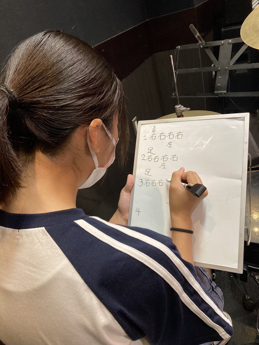 drutsumuri's tweet photo. モチベMAXな中学生ドラマーへのレッスンでした🐌💪🏼
「楽譜わかりづらいから自分で書く！」と言って書き直されてしまいました。
弟子つむり流の譜面、パクらせていただきます。 https://t.co/0DWb4qEgYH