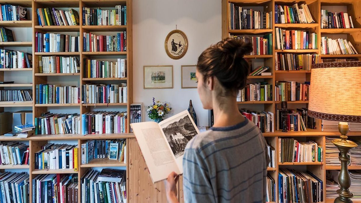 C’est un grand bonheur que de se constituer progressivement une belle #bibliothèque. En réunissant des œuvres multiculturelles et de diverses époques, on ne rassemble pas seulement des #livres, on construit son identité, on parfait son bagage, on voyage et on enrichit sa vie.