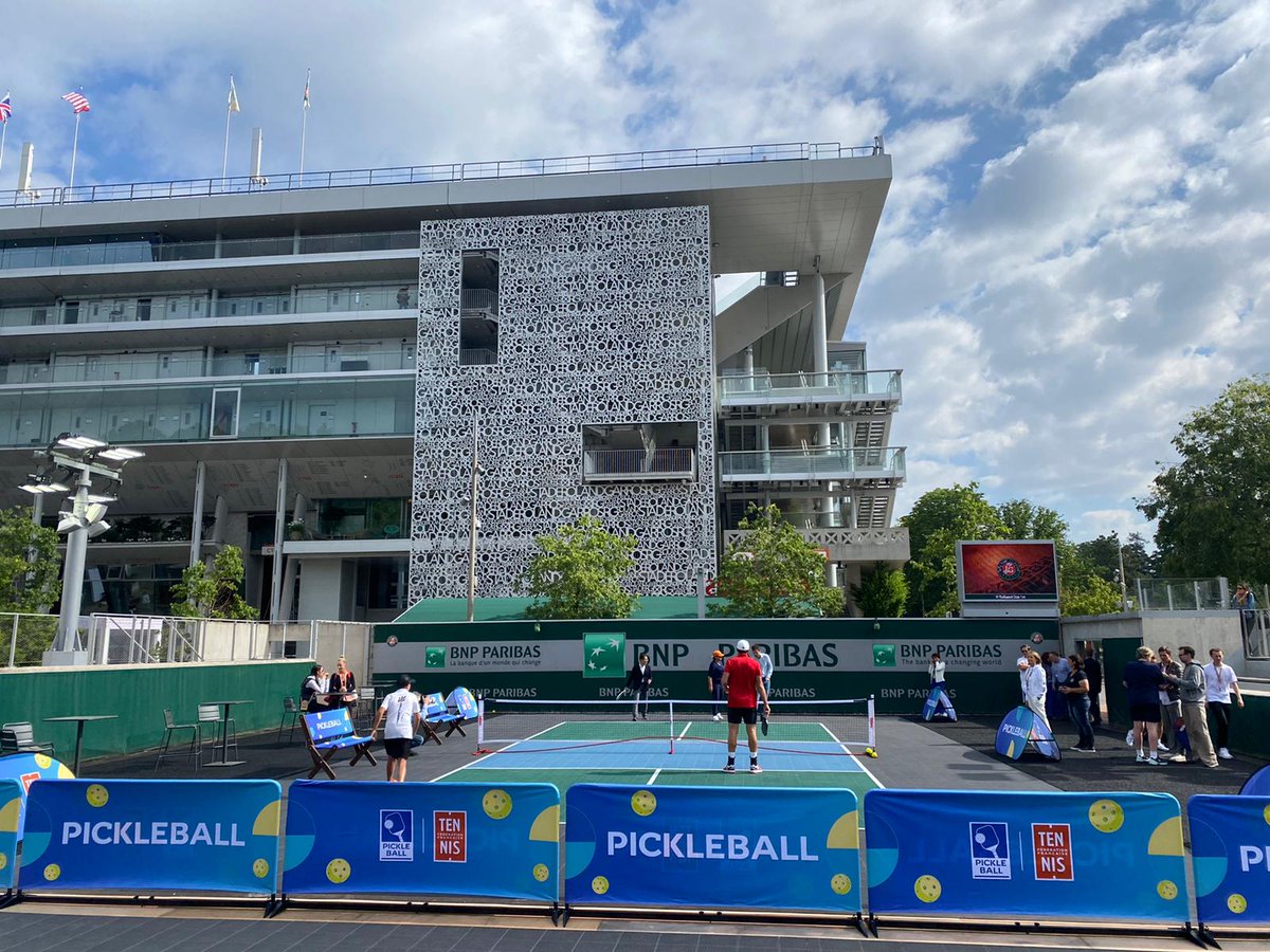 pickleball44n's tweet photo. @FabLeveque @OliviaLeray on vous retrouvé pour une petite session #pickleball ? 😉 #rolandgarros @FFTennis @rolandgarros https://t.co/OBW1eK9osu