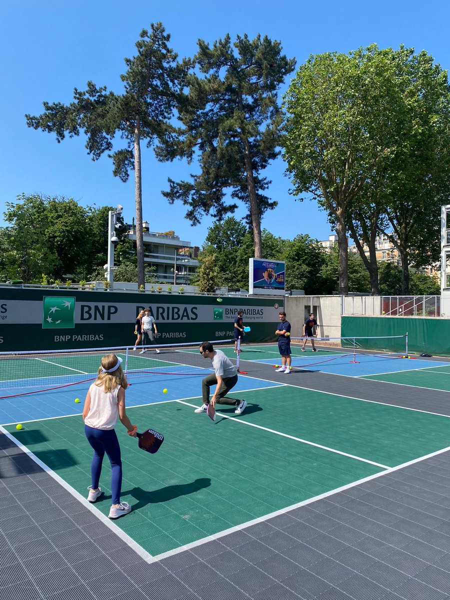 pickleball44n's tweet photo. @FabLeveque @OliviaLeray on vous retrouvé pour une petite session #pickleball ? 😉 #rolandgarros @FFTennis @rolandgarros https://t.co/OBW1eK9osu