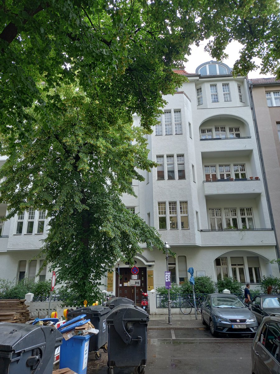 Stefan_Kalmring's tweet photo. In der #Mommsenstraße 55 in #Berlin #Charlottenburg lebte bis 1933 Ruth #Cohn, #Psychoanalytikerin, humanistische #Psychologin und Begründerin der 'Themenzentrierten Interaktion (#TZI)', einem Modell gelingender Kommunikation. #Gedenktafel https://t.co/nuuAVfCcDp