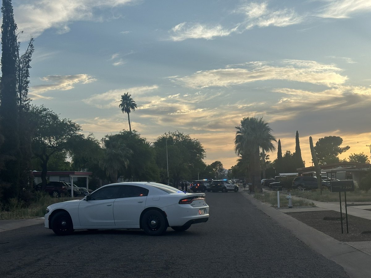 LoveOfJets's tweet photo. Possible barricaded subject? Police on loud speaker at 18th and Prudence, just west. @whatsuptucson https://t.co/yLPEkGmmGu