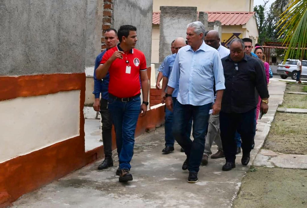 DiazCanelB's tweet photo. Comenzó junio y regresamos al oriente. Majibacoa y Guáimaro nos confirman que en medio de los retos y problemas, se pueden alcanzar resultados si se trabaja bien. Hablamos con productores, obreros, directivos y con el pueblo. Jornadas de aprendizaje y encuentro con la historia. https://t.co/X7tDfqqsy4