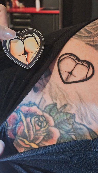 I had a fan tattoo my 🍑 on his neck 😲 https://t.co/BFB1TuMuGa<a href="/tag/realloyalfans"class="tags"><span>#realloyalfans</span></a>