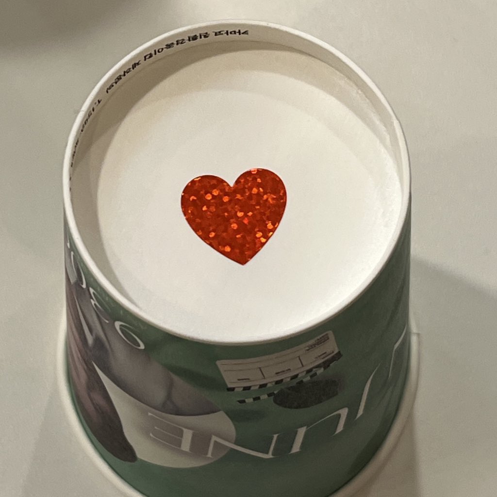 랜덤특전은 종이컵 바닥면에 하트 스티커가 부착되어 있을 경우 이벤트 테이블에서 수령하실 수 있습니다🍃

*특전은 당일, 현장에서만 수령가능합니다

#여름의_시작_With_June
#저는_허남준이_다_처음입니다