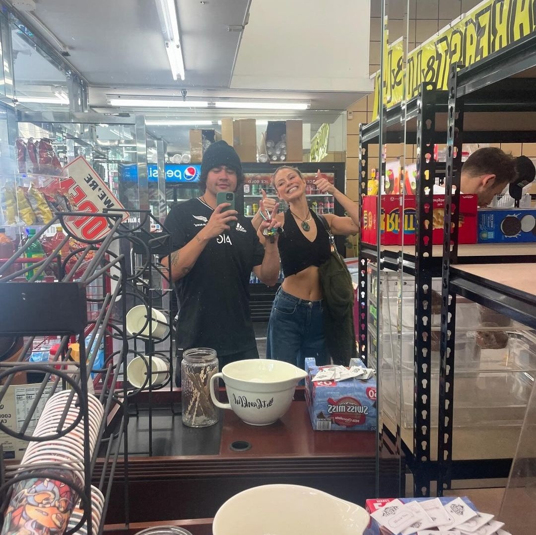 5SOSMexico's tweet photo. Calum y Mali 🤍 https://t.co/gfMyihS7zC