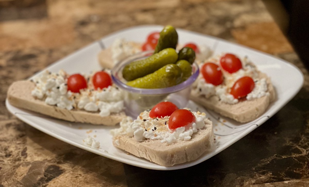 Allentown1711's tweet image. Late dinner- Toasted sourdough bread, topped with cottage cheese, tomato 🍅 and everything bagel 🥯 seasoning and a side of pickles (SOOO DELISH) and @Yankees and the @Dodgers ⚾️ 

#ExtraInnings

#FuckTheGhostRunner and the #PitchClock