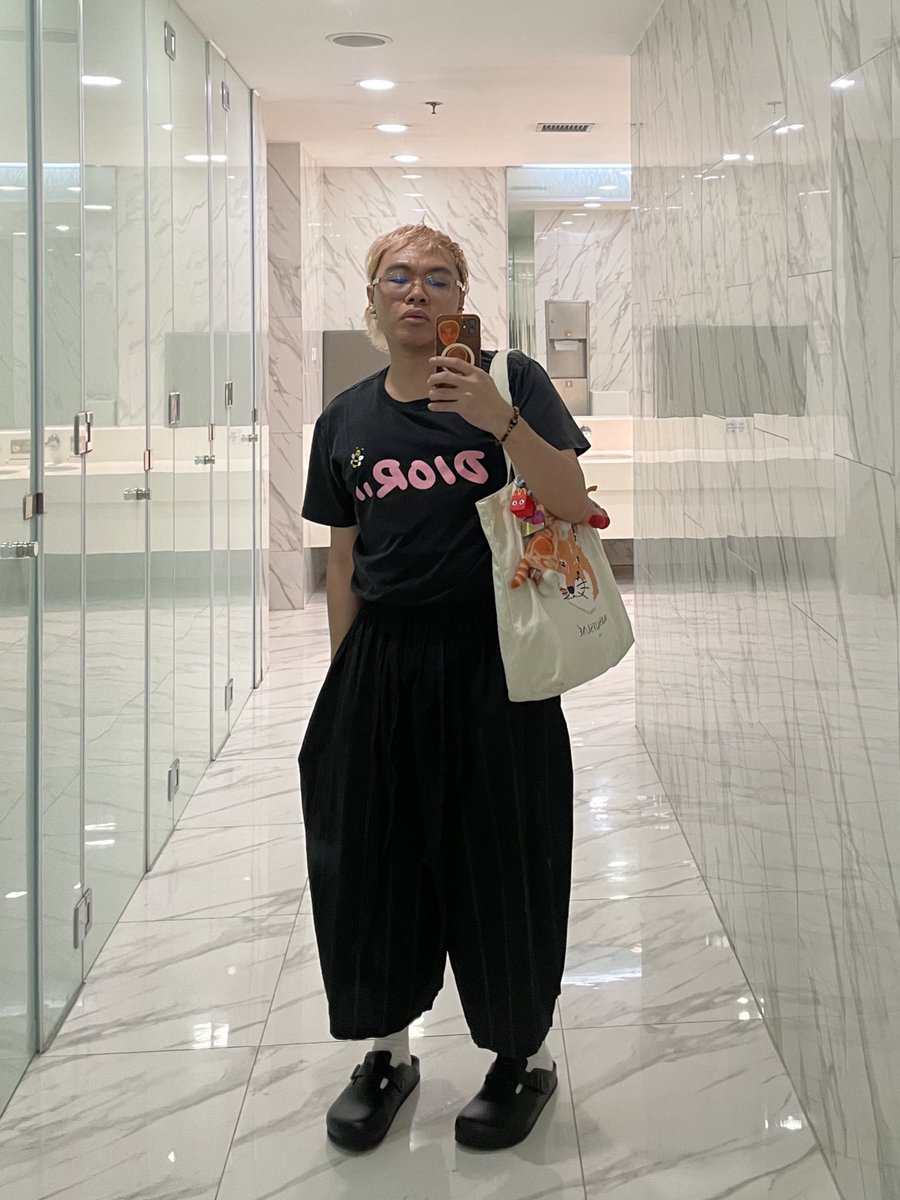 kirbyklaus's tweet image. Roid. the shirt, tote bag and pants all thrifted. Except the shoes.  #fitcheck #ootdnikirby