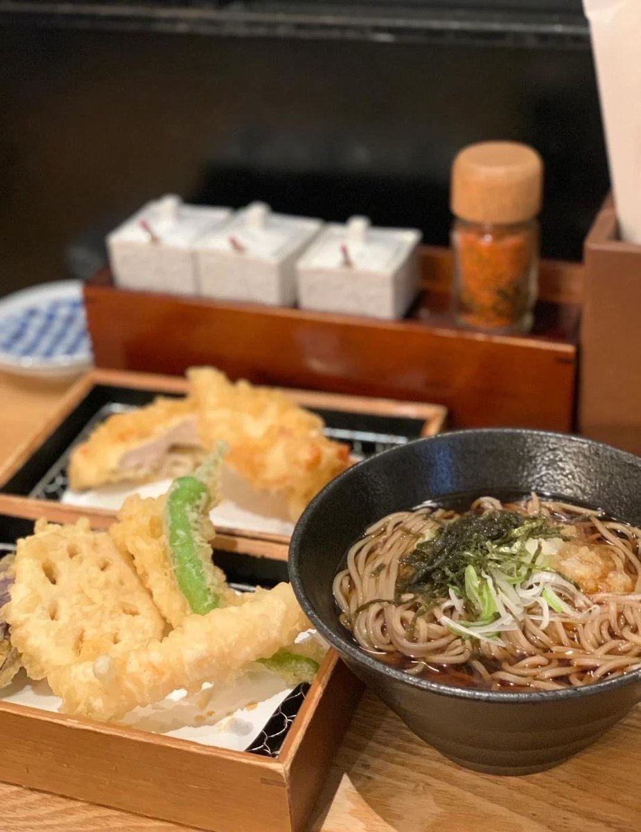 今日もとても楽しい休みの時間ですね。今日は私の親友と一緒にレストランに行って美味しいラーメンを楽しみました。そして様々な日本料理があります😋😀
#日本にあかりを灯せ  #料理写真  #寿司ガキ