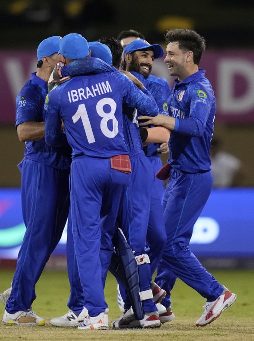 "New Zealand are 6️⃣ down now inside 10 overs 🤯 Back to back wickets for Rashid Khan "