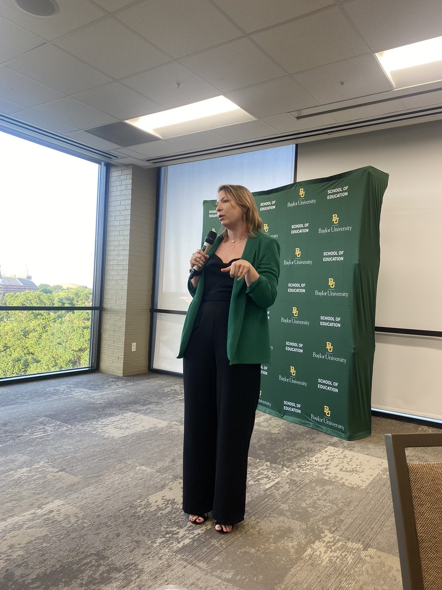 Doctor_J_'s tweet photo. When we asked @stixbailey @HughesDanielleL and Christina Flores to talk about “Why Baylor” they all mentioned family and the importance of a cohort model in our @BaylorSOE EdD Educational Leadership Program. So proud of our cohorts and excited to welcome Cohort 8! #BaylorLeads https://t.co/Fm4JvW8M7m