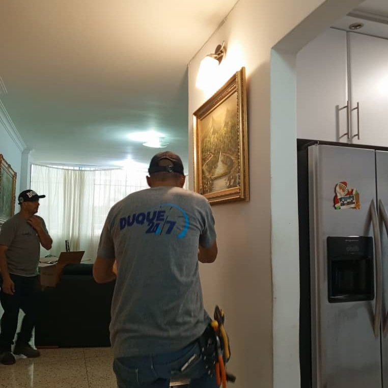 Chacao's tweet image. El equipo Duque 24/7 trabaja a diario para nuestros ciudadanos.

En el marco del plan Chacao ilumina tu hogar este viernes #7Junio se llevó a cabo el cambio de bombillos en los hogares de los adultos mayores de nuestro municipio para evitar accidentes.

Compartimos 📸 ⬇️