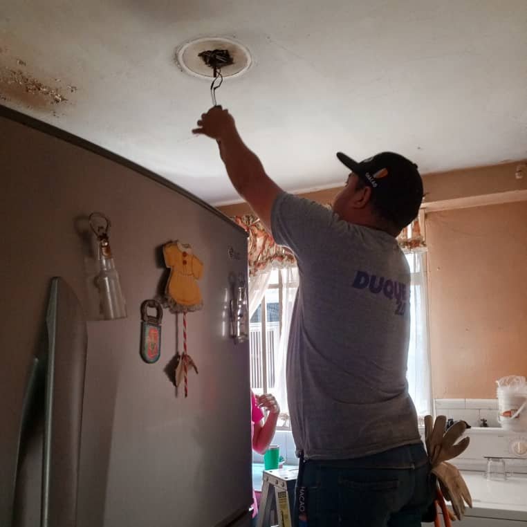 Chacao's tweet image. El equipo Duque 24/7 trabaja a diario para nuestros ciudadanos.

En el marco del plan Chacao ilumina tu hogar este viernes #7Junio se llevó a cabo el cambio de bombillos en los hogares de los adultos mayores de nuestro municipio para evitar accidentes.

Compartimos 📸 ⬇️