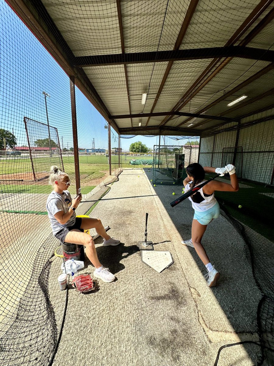 Aubree_Zammat's tweet image. Working with @piperkrandolph  Great workout. Learned a lot. #slappers 

@coachbrun @TxStateBobcats