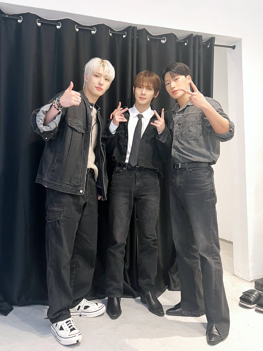 AteezPanama's tweet photo. @ATEEZofficial [ESP]
[📷] JohnMaat 'XOYB' Behind Photo 
⠀
#XOYB salud 😎🍷
Con una mesa personalizada para los TEEZ
Desde aegyos hasta episodios alegres
Fue un programa de variedades muy divertido🗣

#ATEEZ #에이티즈 https://t.co/d8Q683PdWm
