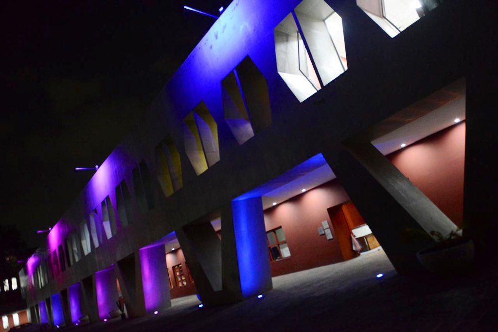 Los colores de la bandera bisexual 🩷💜💙 iluminan a la #CDHCM sumándonos a su lucha y aportes en la defensa de los derechos de las personas #LGBTTTIQA+. 

#Orgullo #LibresdeViolencias 🏳️‍🌈🏳️‍⚧️