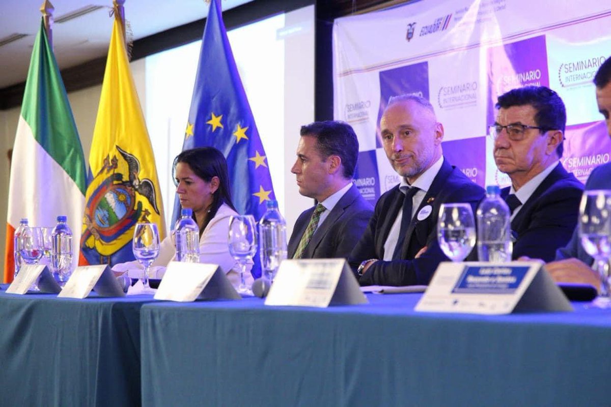 ItalyinEcuador's tweet photo. 🇮🇹🤝🇪🇨 | El Embajador @giovadavoli participó en el cierre del Seminario Internacional de Prevención y Rehabilitación Social, organizado por @AvsiEcuador y el Programa #EURESP, dirigido por magistrados italianos. El evento contó con el apoyo del @iila_org, @SNAI_Ec y @UEenEcuador https://t.co/2KGsRxfidD