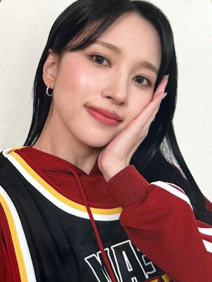 godmitzu's tweet photo. MINA IS SO PRETTY OMG https://t.co/cm2A61kIlh