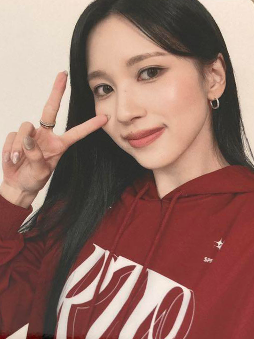 godmitzu's tweet photo. MINA IS SO PRETTY OMG https://t.co/cm2A61kIlh