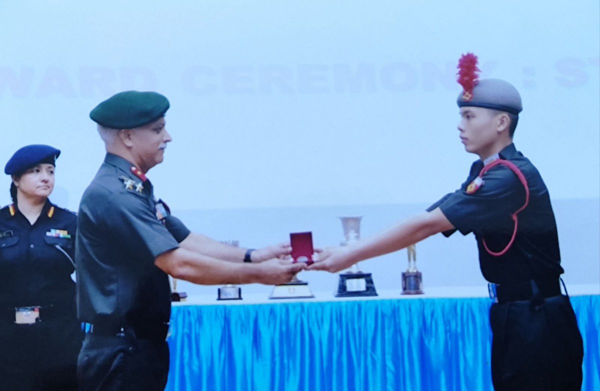 AmbHanoi's tweet photo. Corporal Lai Quang Dai from 🇻🇳 completed year-long course this week at Officers Training Academy at Gaya in 🇮🇳 &amp; received on graduation  "First in Order of Merit Foreign Officer Cadets"award along with diplomatic and friendship medal. We wish him further successes in the future. https://t.co/GxGgA4NKT6