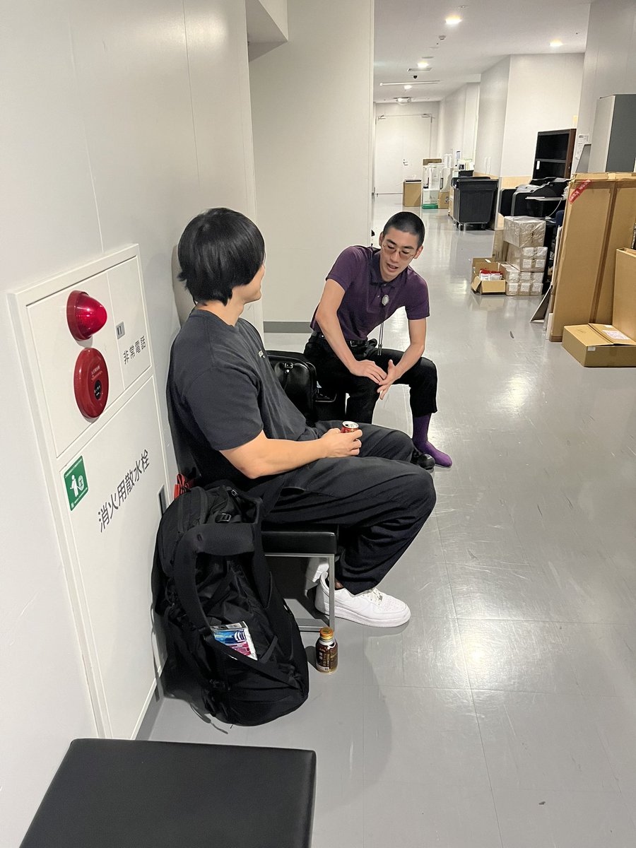 suzuki_longe's tweet photo. 一瞬エキストラとしてドラマに出るらしく、

撮影に行ってきた時に見た俳優さんの自慢をいつまでも続ける赤木ぼうず。

青木マッチョはその何倍も芸能人に会っている上で一度も自慢なんてしたことないのに、ニコニコ「すごいですね」と聞いてあげている。

みじめすぎる。

僕らの格差はまだまだ続く。 https://t.co/1PUsUyMIA1