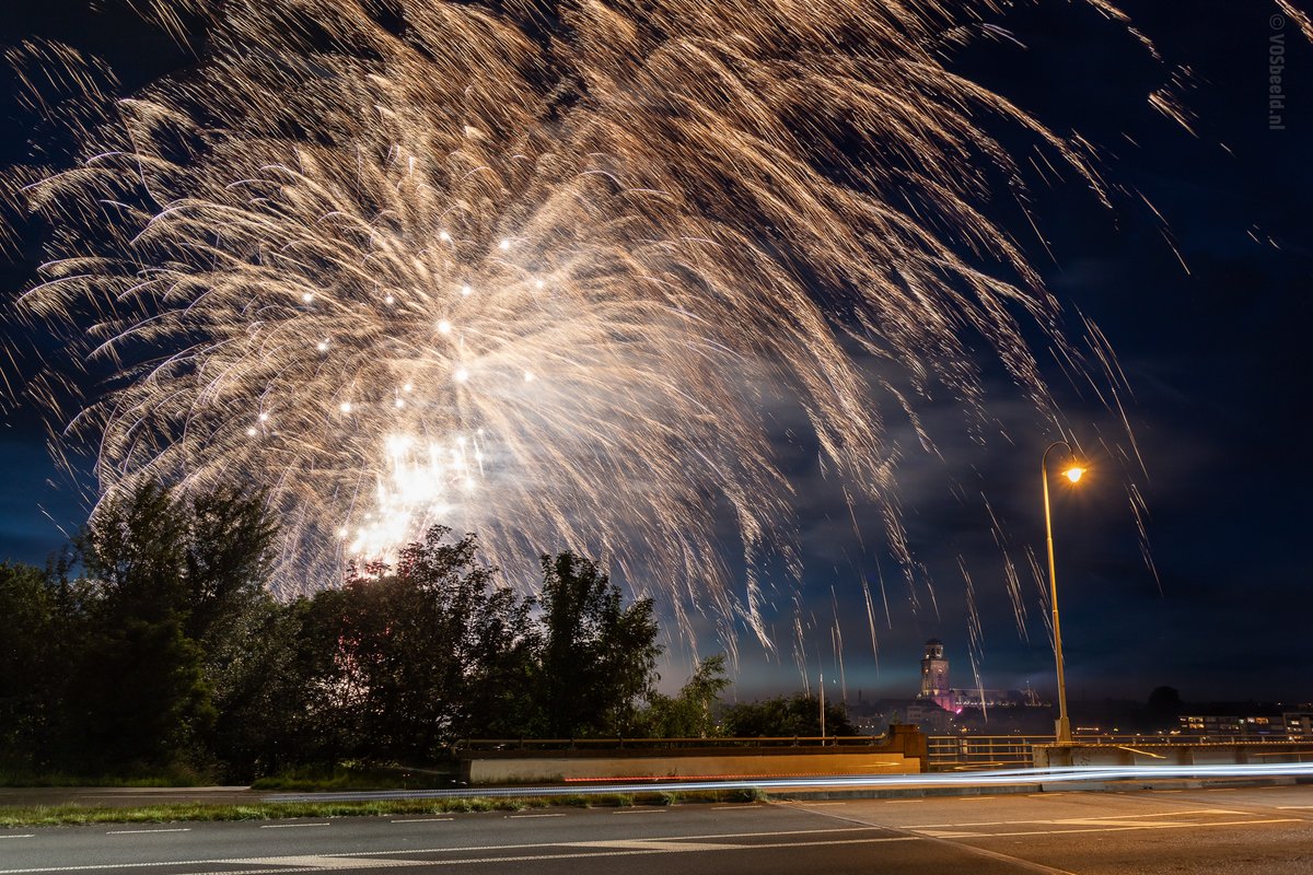 vosbeeld's tweet photo. Foto's van de professionele vuurwerkshow tijdens de Deventer Zomerkermis. Vrijdagavond 7 juni 2024. Vanwege het hoge water in de IJssel, was dit verplaatst naar de Melksterweide. 
#vuurwerk #fireworks #longexposure #deventer #kermis #zomerkermis @DeventerGem https://t.co/uuFtAaFK14