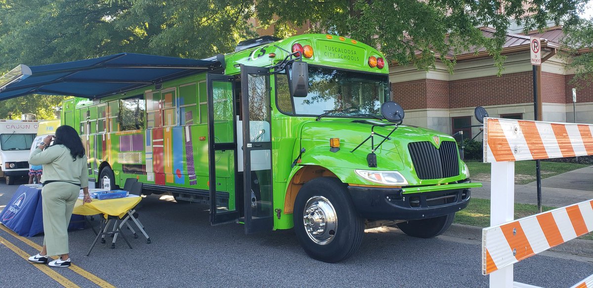 TCSBoardofEd's tweet image. Wow! The TCS Literacy bus is truly amazing!! #AmazingtotheCORE