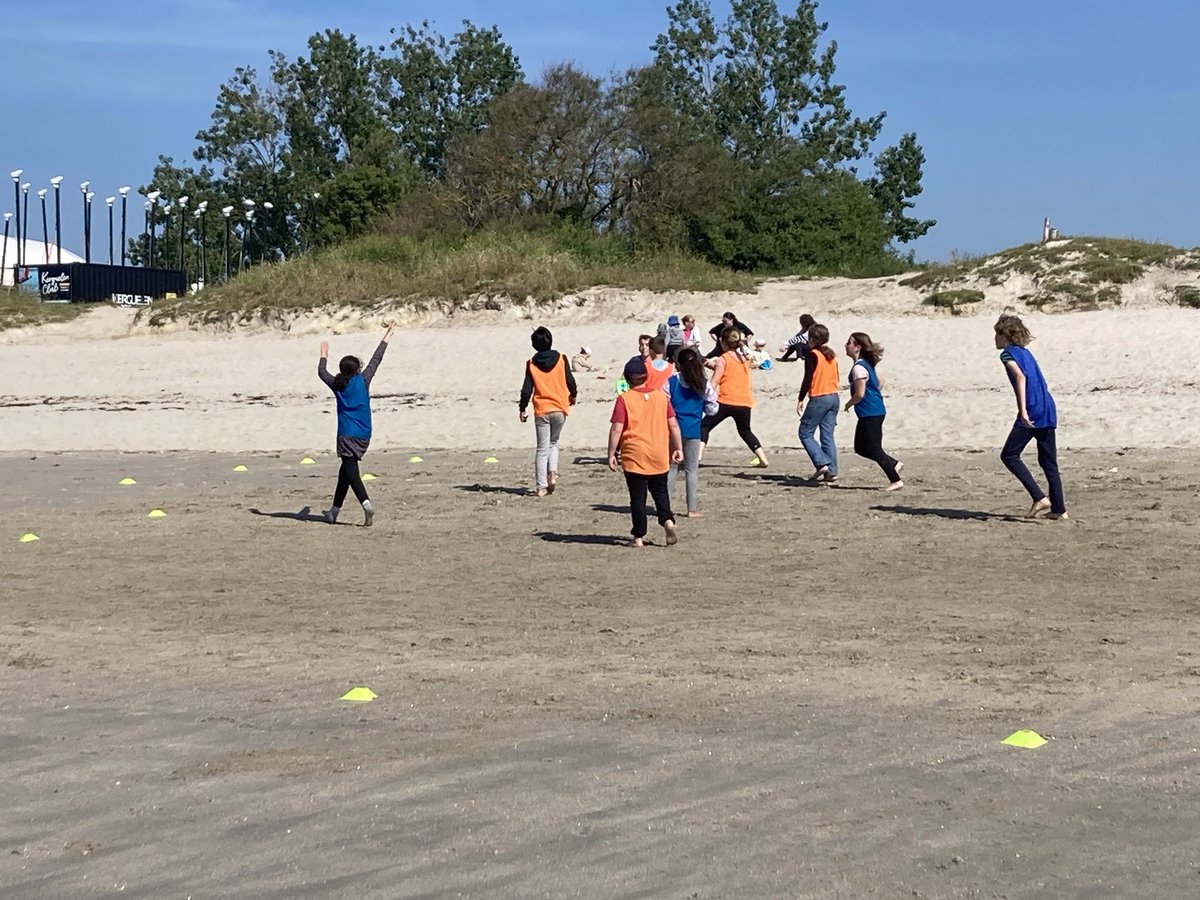 Cpd56_EPS's tweet photo. Les journées olympiques ⁦@usep_56⁩ ont débuté lundi 3 juin par la rencontre écol’eau au centre nautique de kerguelen  avec des élèves de Brassens Cléguer,Pagnol Queven et Merville Lorient. Au programme, ultimate, voile et sensibilisation à l’environnement. 😊👏🙏 https://t.co/XeTsYZbUr4