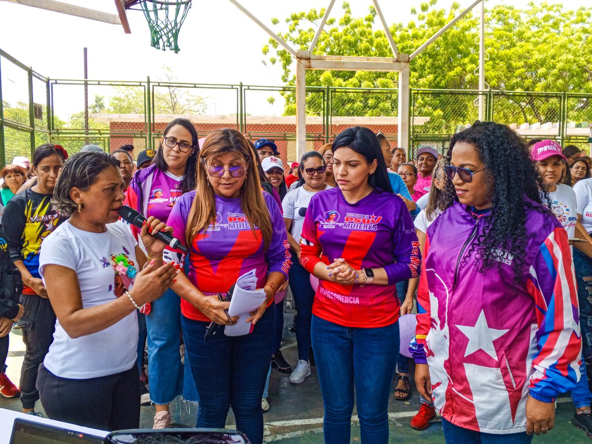 Mujeres de #Anzoátegui sostuvieron un encuentro preparatorio y de chequeo de la #Maquinaria1x10 que garantizará la victoria de <a href="/NicolasMaduro/">Nicolás Maduro</a> este #28Jul #LikePaNicolás #NicoLike 

<a href="/PartidoPSUV/">PSUV</a> <a href="/Mercedess_PSUV/">Mercedes Sánchez</a> <a href="/luismarcanos/">Luis Marcano</a> <a href="/marciamorenor/">Marcia Moreno R.</a> <a href="/dcabellor/">Diosdado Cabello R</a> <a href="/jorgerpsuv/">Jorge Rodríguez</a> <a href="/d_guzmanl/">Diva Guzmán</a>