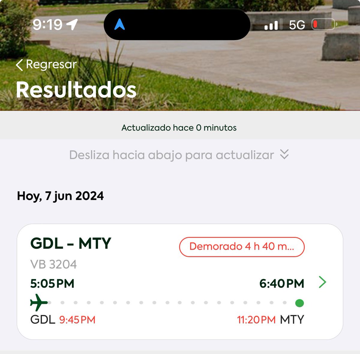 BellAscencio's tweet photo. @VivaTeEscucha Un pasajero decide bajarse porque tiene un problema de salud detonado por su malísimo servicio, el calor y la claustrofobia… la escalera y el camión tienen aquí 15 minutos y no los bajan. Y no nos vamos. Por lo menos deberían regresar el dinero https://t.co/Thaz9UkIKP