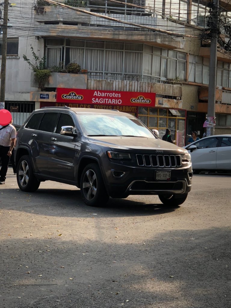 Anaid278's tweet photo. Diario es lo mismo al querer cruzar por estas calles Pitágoras y Matías Romero coches estacionados a mitad de la calle y en tercer fila y nunca hacen nada, placas RBS-332-A @BJAlcaldia @UCS_GCDMX @AccionesBJ @GobCDMX @OVIALCDMX @SSC_CDMX https://t.co/SMgwg5hXFI
