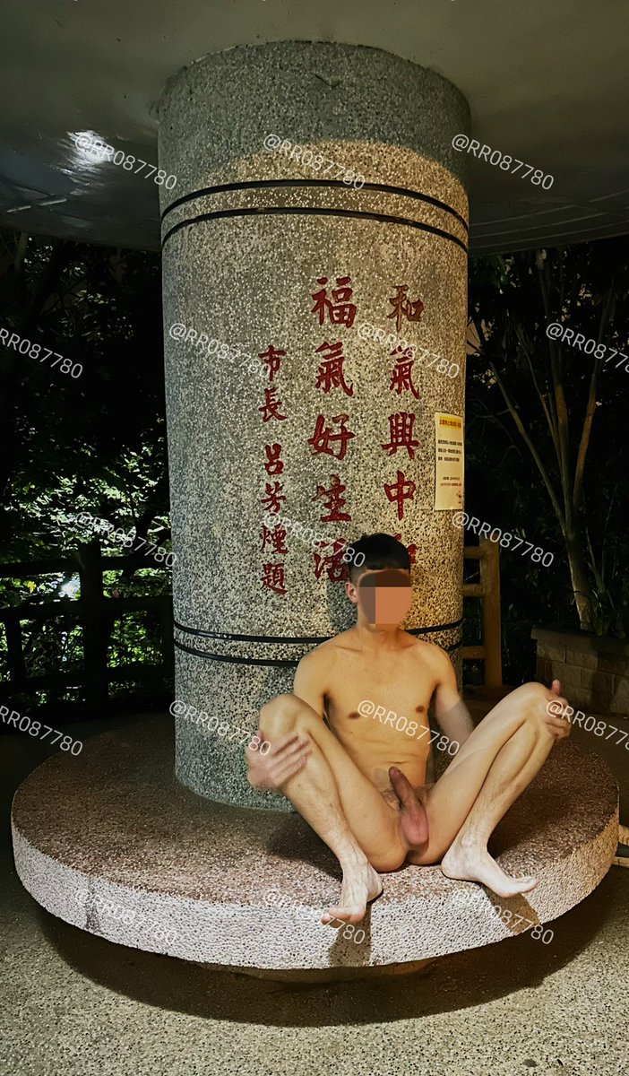 知名打卡地點

謝謝友人的協助拍攝

柱子後面有人躲起來偷看
慫恿友人一起全裸
後來射再對方身上
沒有擦就直接穿上衣服了
友人說很愛！

歡迎大家一起射他身上

可惜是他不給拍