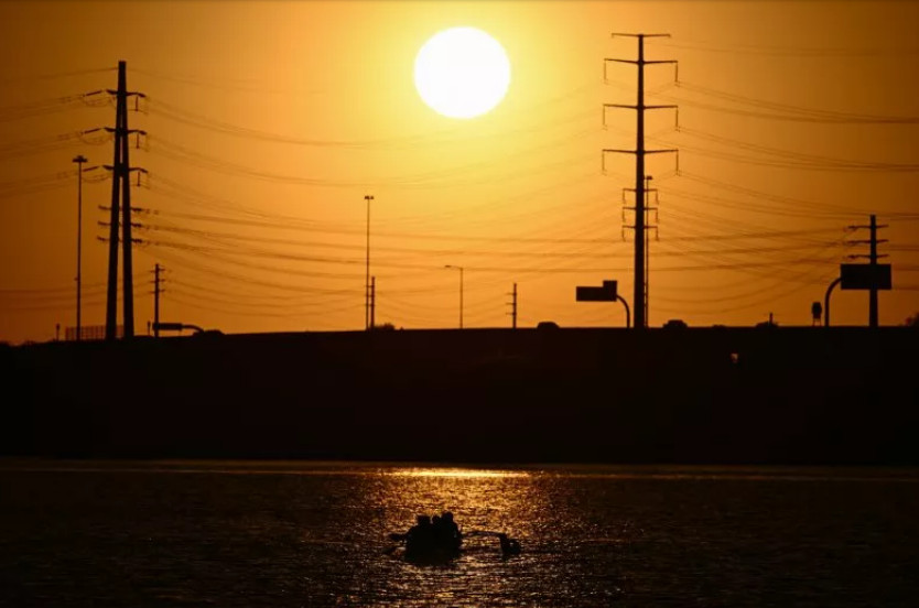 CjfDhfy's tweet photo. Texas Heat Wave Sparks Urgent Warning for Pet and Child Safety
(👇Details👇)
https://t.co/8wB2nSTQ20 https://t.co/NFSryVBSme