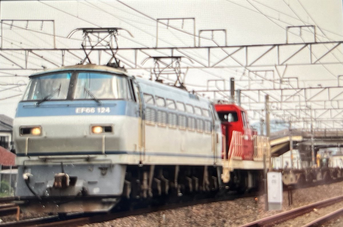 takkin_engine_d's tweet photo. 8865レ、EF66-124+ムドDD200-8+コキ4Bにて定刻通過しました🫡
うしろが切れた😭
#8865レ
#EF66124
#DD2008
#配給
#貨物運用 https://t.co/6JwV65YUCO