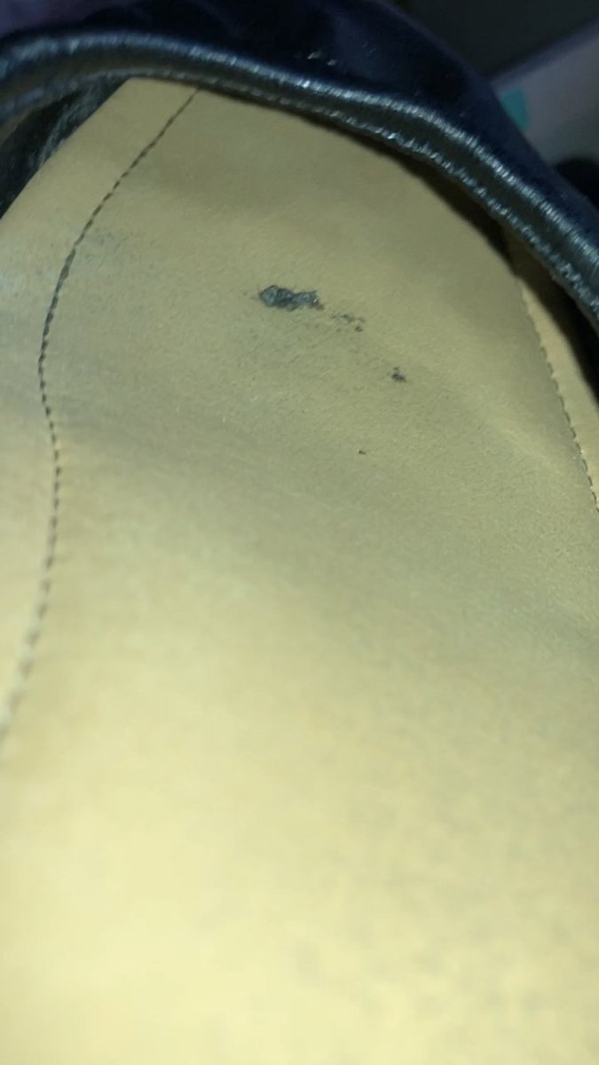 王林似のパンプスです。スタイルがよくて綺麗な見た目とは裏腹に、臭いのケアはせず、靴に鼻を突っ込んだ瞬間、強烈な足の臭いがしました。
足形もついており、中敷きを触った手には納豆のような臭いがつきました。