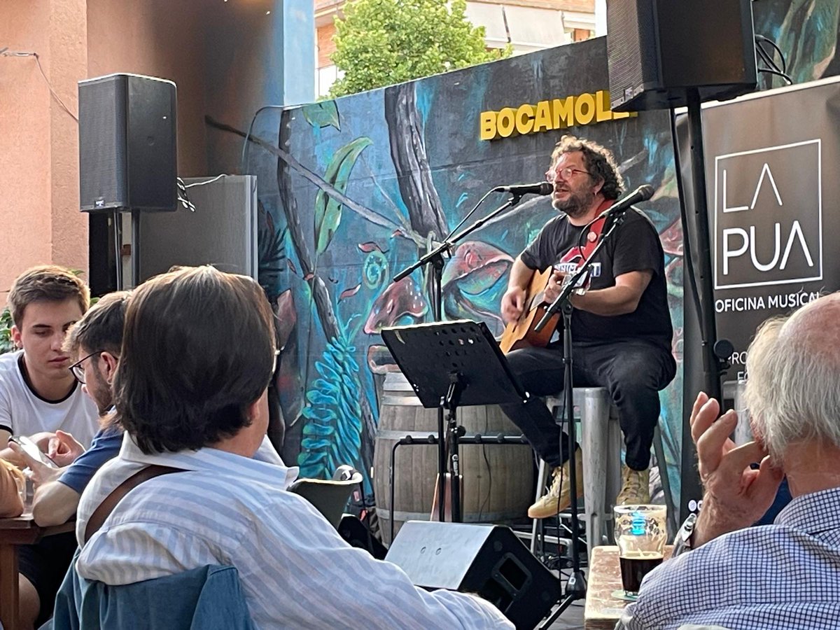 EdTulipa's tweet photo. Imatges de divendres dins el cicle música de petit format al #Bocamoll de Sant Cugat del Vallès.
Moltíssimes gràcies. #retropopmusic #Popterapia  #GeorgeHarrison #Badfinger #alexcooper  #LosHermanos  #fitopaez #hermanshermits #thewho #ElsDracs #radiohead https://t.co/Q6u3HaPAWa
