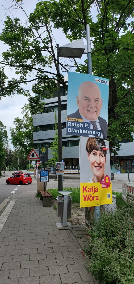 Es scheint für unsere Mitbewerber*innen bei der #Gemeinderatswahl in #Ulm sehr schwierig zu sein, sich an die Plakatierungsregeln zu halten.
Verboten ist Plakatieren
- auf Verkehrsinseln
- bei Haltestellen
- neben Werbeanlagen
So viel zu "Ordnung und Sauberkeit" 😉
➡️ #Klimaliste