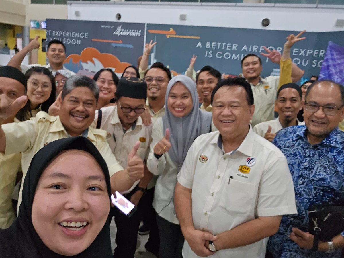 Lawatan Kerja YB. Dato Sri Alexander Nanta Linggi, Menteri  Kerja Raya dan YBhg. Datuk Seri Hj. Hasnol Zam Zam Bin Hj.  Ahmad, Ketua Setiausaha Kementerian Kerja Raya ke WP Labuan. - Sambutan Ketibaan Meriah. Kakitangan JKR WP Labuan