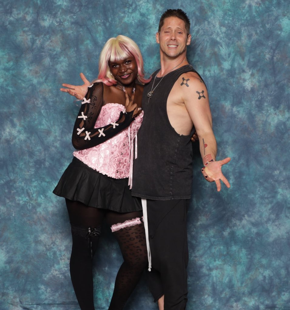 bunnyfartss's tweet photo. Got to meet THE Neil Newbon at Dallas fan expo, and I’m so happy rn 😭🤧💗💗
He’s the absolute sweetest!! …and so cheeky too 🤭🎀🎀🎀 https://t.co/cXHQCBhDoW