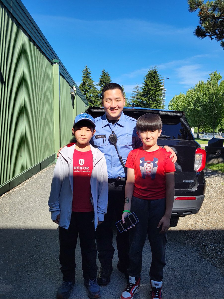 Blue Eagle Community Cadets (@mvtp_blueeagle) on Twitter photo Thank you Sheriff Brad Waddell for your interesting presentation about the <a href="/BCSheriffs/">British Columbia Sheriff Service</a> Service to 21 Surrey Blue Eagle cadets today. The youth also had fun with <a href="/MVTP_CSO/">MVTP Community Safety Officer</a> David who has been volunteering with the program since it launched in 2021. Thank you Sheriff Brad Waddell for your interesting presentation about the <a href="/BCSheriffs/">British Columbia Sheriff Service</a> Service to 21 Surrey Blue Eagle cadets today. The youth also had fun with <a href="/MVTP_CSO/">MVTP Community Safety Officer</a> David who has been volunteering with the program since it launched in 2021.