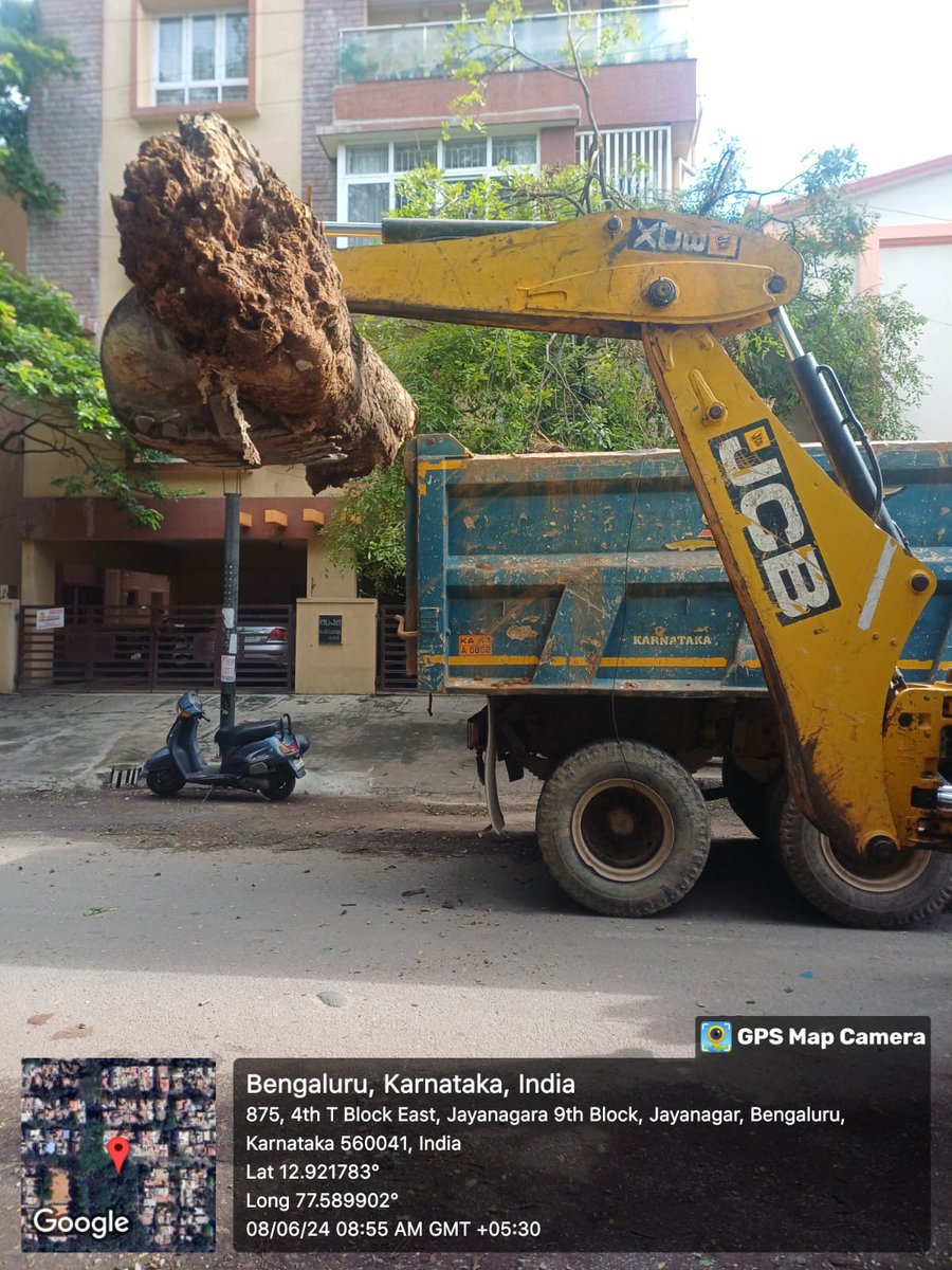 BCCCofficial's tweet photo. Clearing Fallen Tree/Branches by JCB and Tractor's and trucks from #bbmpforest dept team in South zone. BBMP is there for citizen service always.
#BBMPCares #BengaluruRains #bbmphelpline1533 #BBMP #bbmpchiefcommissioner #bruhatbengalurumahanagarapalike @BBMPCOMM @BBMPSplHealth https://t.co/py96JbX9UC