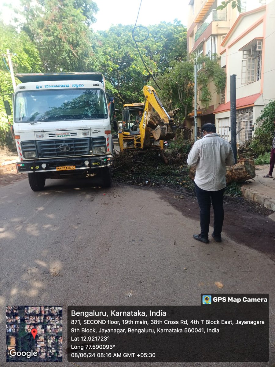 BCCCofficial's tweet photo. Clearing Fallen Tree/Branches by JCB and Tractor's and trucks from #bbmpforest dept team in South zone. BBMP is there for citizen service always.
#BBMPCares #BengaluruRains #bbmphelpline1533 #BBMP #bbmpchiefcommissioner #bruhatbengalurumahanagarapalike @BBMPCOMM @BBMPSplHealth https://t.co/py96JbX9UC