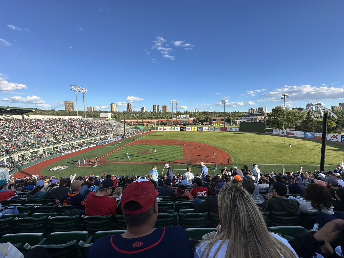 Fergs_19's tweet photo. Great night at the @EdmRiverhawks game! https://t.co/lwkoTYkjS0