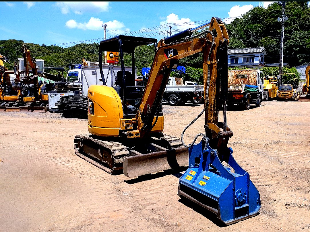 lotuswhite20's tweet image. 草刈りのシーズンですね🌱

＃Caterpillar
＃クサカルゴン
＃TAGUCHI