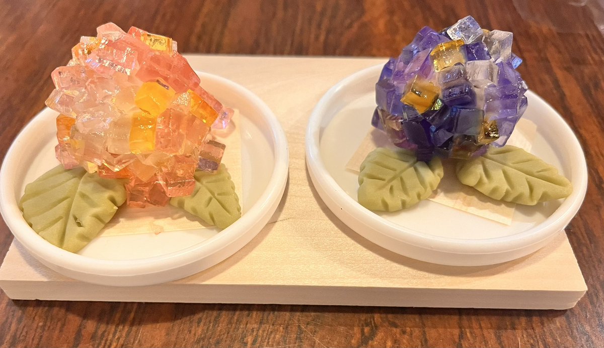 今回は紫陽花。
中のあんこは、白あんとレーズン。