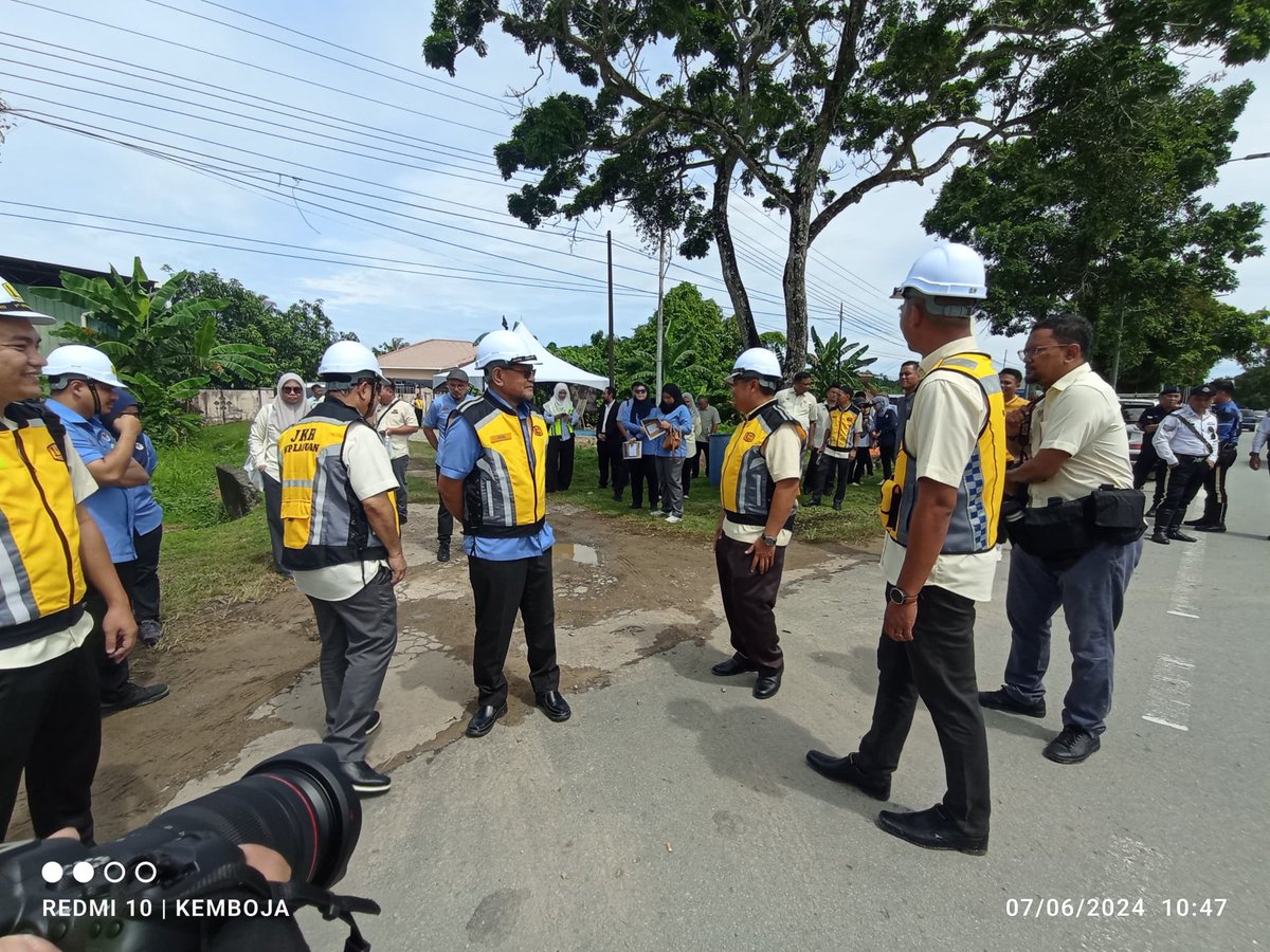 Turun Padang YB. Dato Sri Menteri Kerja Raya dan YBhg. Datuk Seri KSU Kementerian Kerja Raya Ke Tapak Projek Naiktaraf Simpang Tiga, Jalan Mohammad Salleh - Penghulu Tuah, WP Labuan. - Jangkaan Siap Sukuan Keempat 2024.