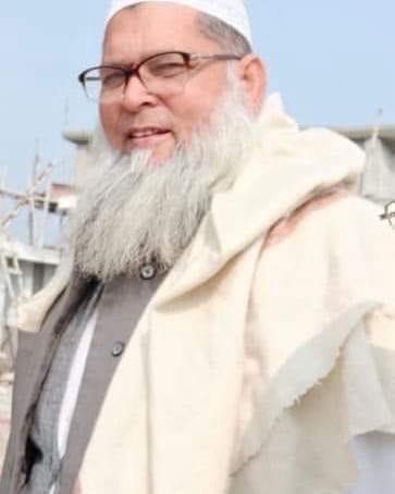 इन्ना लिल्लाहि व इन्ना इलैहि राज़िऊन

प्रतापगढ़ ज़िले की मोतबर शख़्सियत, मौलाना फ़ारूक साहब के क़त्ल की ख़बर बेहद अफसोसनाक है, ज़मीनी विवाद में जिस तरह कत्ल किया गया है वो क़ानून व्यवस्था पर बड़ा प्रश्न चिंह है, सुबह से लगातार परिवार और प्रशासनिक अधिकारियों से बातचीत कर रहा हूँ,