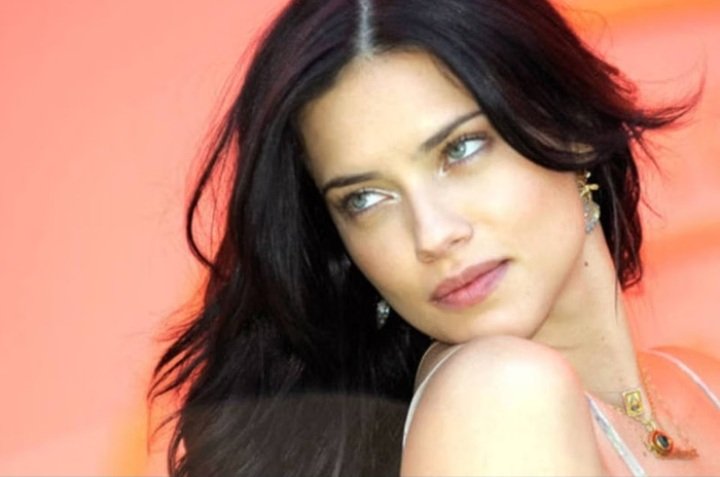 apaulacoimbra's tweet photo. Digam aí se não tenho razão. Alinne Moraes + Adriana Lima = Samara Souto. https://t.co/Opj95q8n0b